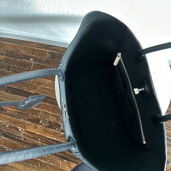 Like New LOUIS VUITTON Calfskin Lockme Cabas Black - Picture 5 of 10